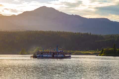 Cascade Locks: 2-Hour Columbia River Gorge Dinner Cruise