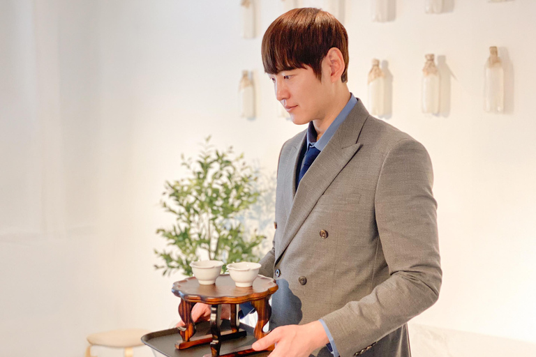 Seoul: Mother-of-Pearl Jewelry Workshop & Photo Session Bundle (A+B): The Master Record (Frame & Accessory)