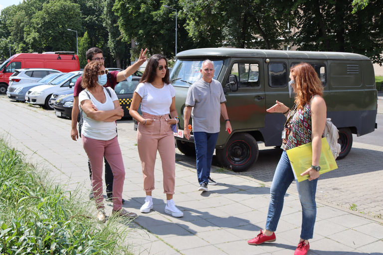 Cracovia: Tour guidato di Nowa Huta con auto d&#039;epocaTour privato della città di 2 ore e 30 minuti