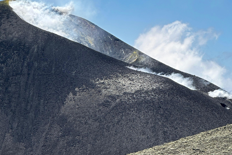 Szczyt Etny 3300 m n.p.m.: Trekking na aktywnym wulkanieSzczyt Etny 3300 m n.p.m.: Trekking po aktywnym wulkanie