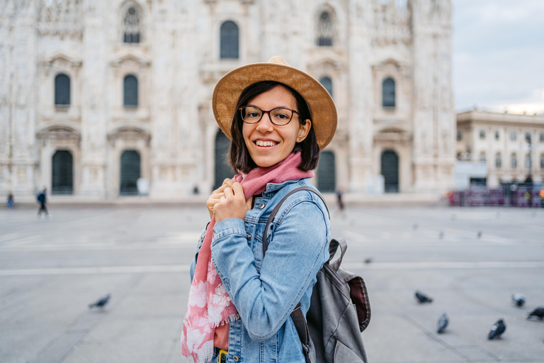 Milan: Photoshoot at the Cathedral Standard (20 photos)