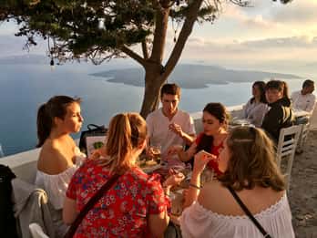 Santorini: tour a piedi al tramonto con bevande e cibo locale