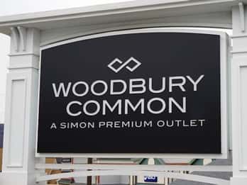 Ab NYC: Einkaufstour zu den Woodbury Common Premium Outlets Ab NYC: Einkaufstour zu den Woodbury Common Premium Outlets
