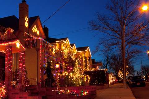 From Manhattan: Dyker Heights Holiday Bus Tour Tour in English at 5:00 PM