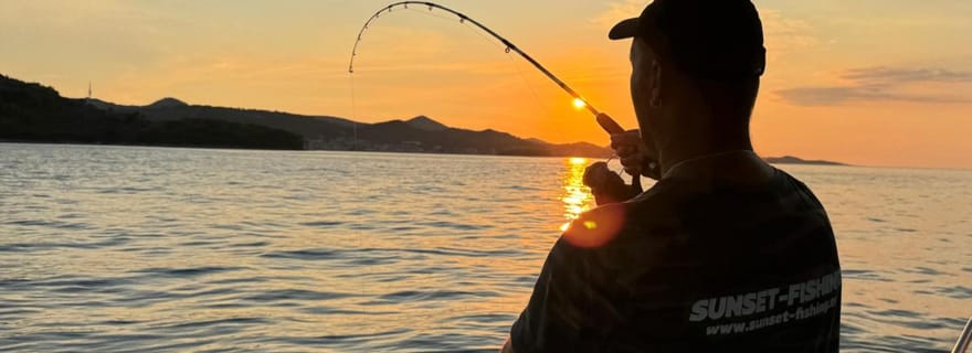 Zadar : Excursion en bateau guidée d'une demi-journée pour pêcher au coucher du soleil