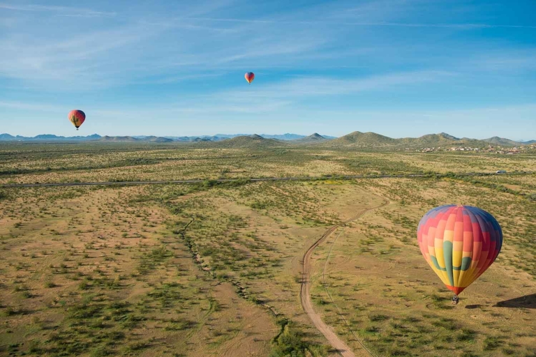 Phoenix: paseo en globo aerostático con champán y cateringPaseo en globo por la tarde compartido con entremeses