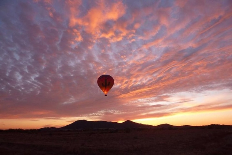 Phoenix: ballonvaart met champagne en cateringGedeelde ochtendballonvaart met ontbijt