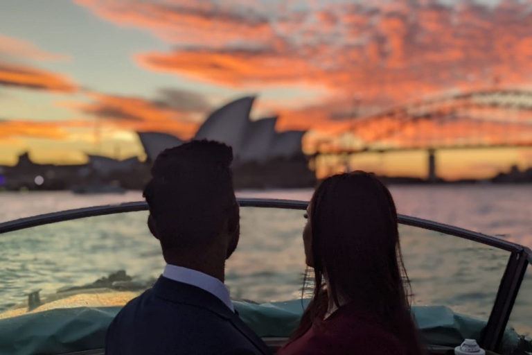 Sydney: Private Sunset Cruise mit Wein für bis zu 6 GästeSydney: Private Sonnenuntergangs-Kreuzfahrt mit Wein- und Käseteller