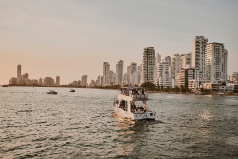 Cartagena: Bootsfahrt bei Sonnenuntergang mit Open BarCartagena: Sonnenuntergangs-Bootsfahrt auf Sibarita Express