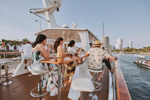 Cartagena: Sunset Cruise with Open BarCartagena Sunset Cruise z otwartym barem na pokładzie Sibarita Express