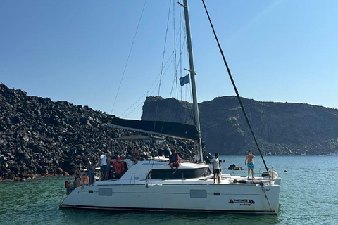 Santorini:Cruceros en catamarán por la isla volcánica.