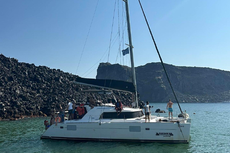 Santorini:Cruceros en catamarán por la isla volcánica.