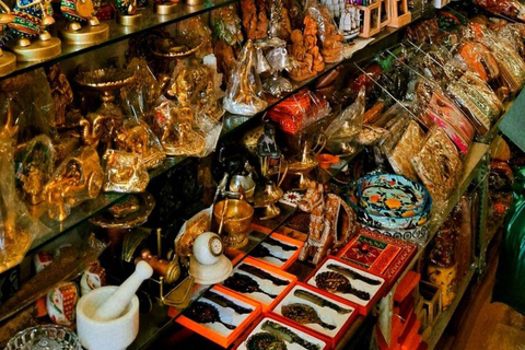 Delhi: Custom Shopping Tour With Car, Guide & Tuk-Tuk Ride Exclusive Wedding Shopping Tour with Expert Female Guide
