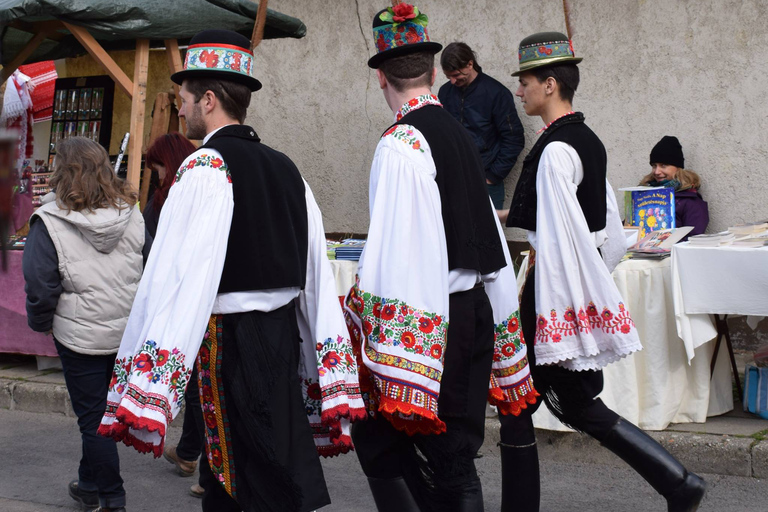 La tierra de Matyó: visita MezőkövesdTour de día completo a Matyóland y Zsóry Spa desde Budapest