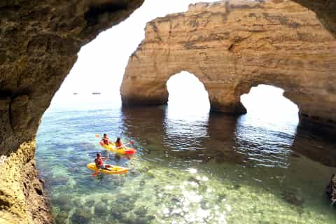 Praia de Benagil: passeio de caiaque ou cavernas da costa de SUP