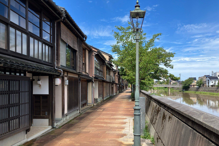 Kanazawa: Samurai, Castle & Geisha Private Bus Tour