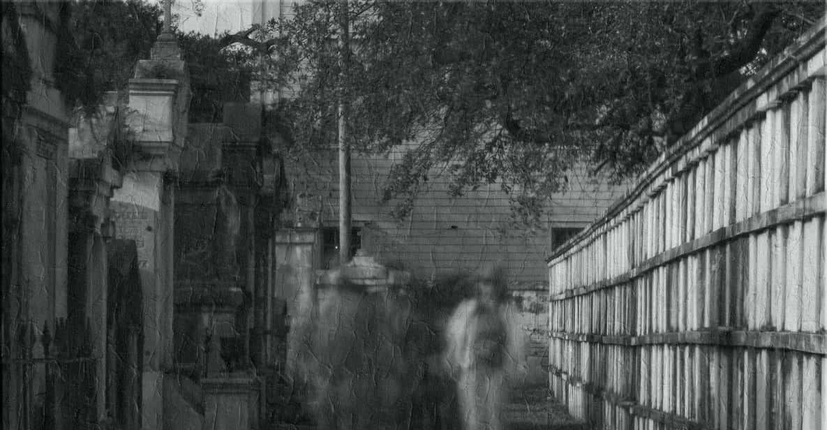 New Orleans: 2-Hour Haunted Cemetery and City Tour at Night