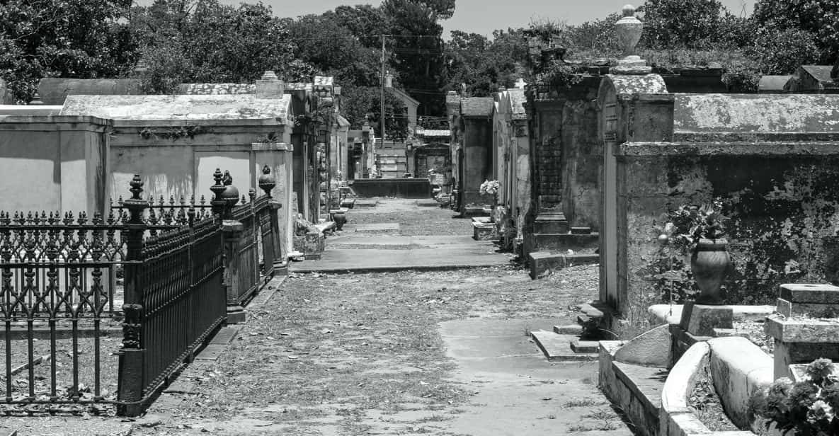 New Orleans: 2-Hour Haunted Cemetery and City Tour at Night