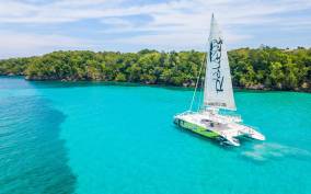 Ocho Rios: Dunn's River Catamaran Cruise with Snorkeling