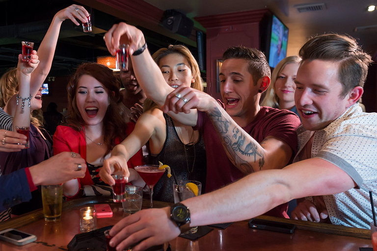 Belgrado: Bar Pub Club Crawl con BebidasBelgrado: Pub Crawl con bebidas