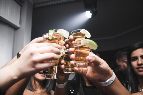 Belgrado: Bar Pub Club Crawl com 1 hora de bebidas ilimitadasBelgrado: Bar Pub Club Crawl com bebidas