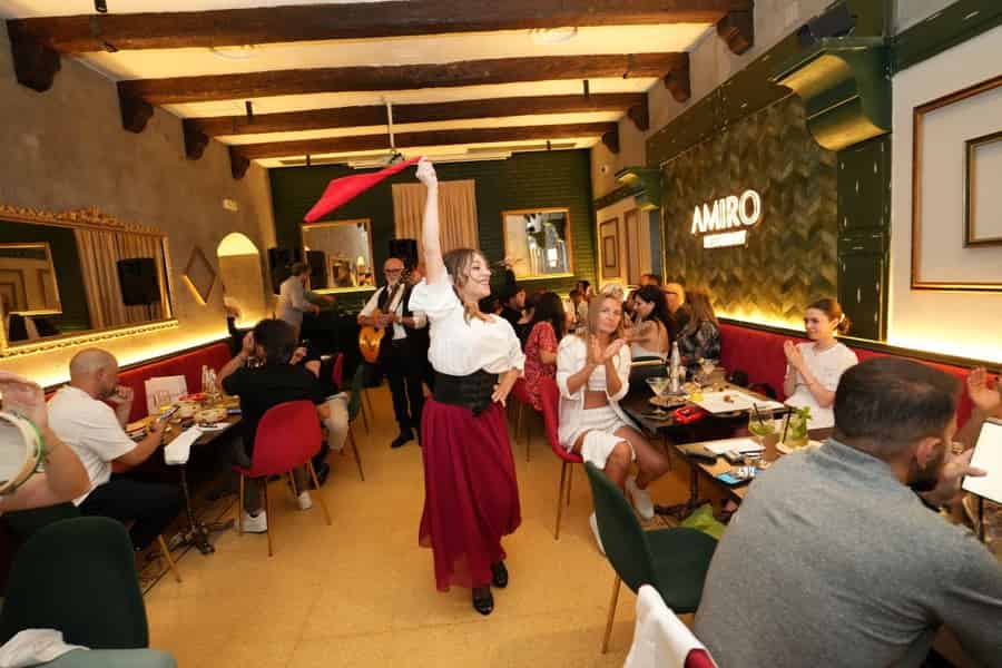 Neapel: Dinner-Show, Tradition & Musik mit einem Glas Wein