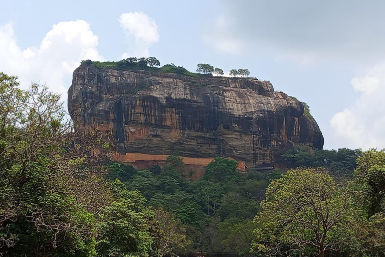 Colombo: Sigiriya Rock and Dambulla Cave Temple Day Trip