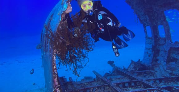Oahu: Two-Site Wreck & Reef Scuba Dive for Certified Divers