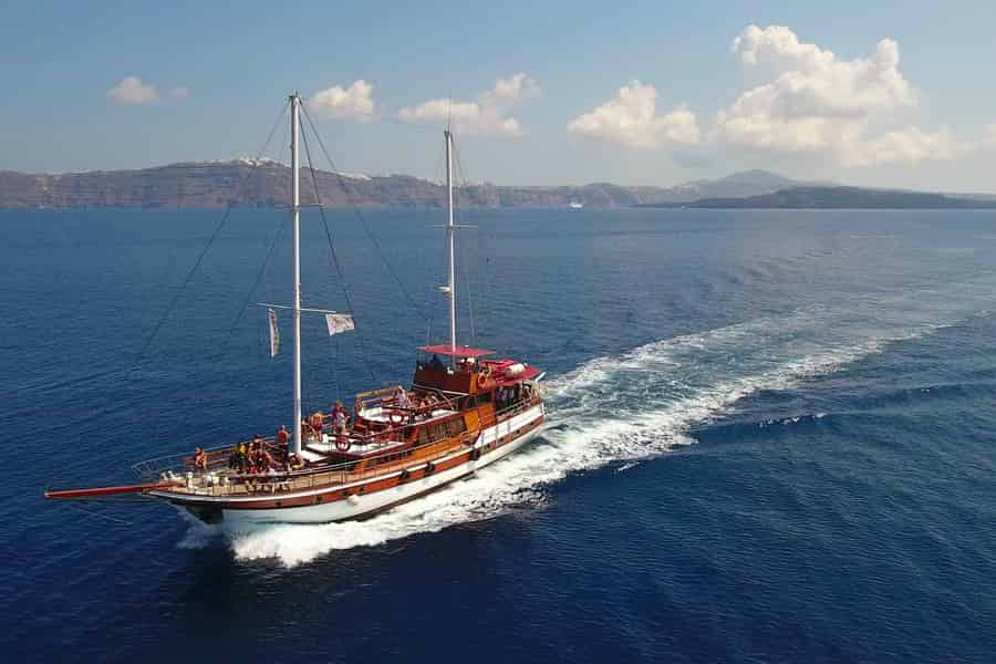 Alter Hafen von Santorin: Bootsfahrt zum Vulkan und zu den heißen Quellen. Foto: GetYourGuide