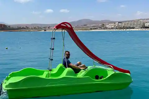 Caleta de Fuste: Pedalo with slide rental