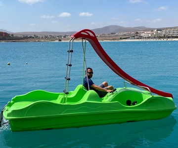 Caleta de Fuste: Pedalo with slide rental