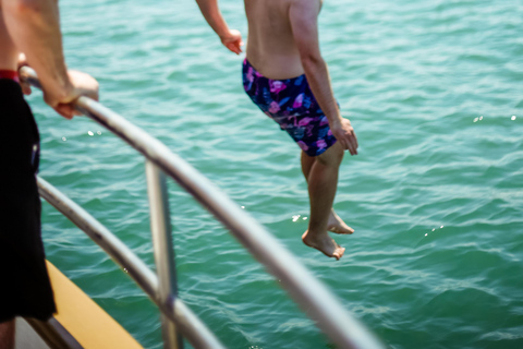 Lisboa: Crucero a la Playa con Barbacoa, Barra Libre y Música