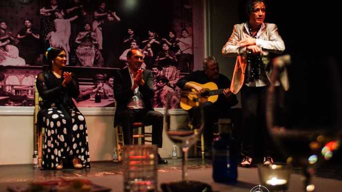 Sevilla: espectáculo de flamenco con cena andaluza opcional