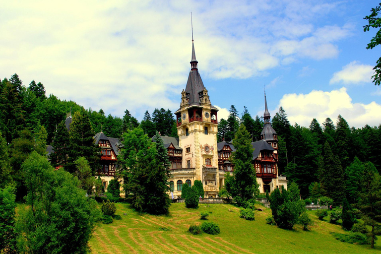 Recorrido de 1 día por Bucarest: Castillo de Peles y Drácula y ciudad de BraşovExcursión de un día a Bucarest: Castillo de Drácula, Castillo de Peleș y Brașov