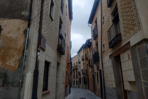 Segovia: piesza wycieczka z przewodnikiem z wejściem do AlcázarSegovia: piesza wycieczka z przewodnikiem z wejściem do Alcazaru