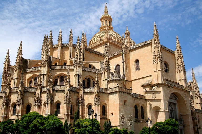 Segovia: piesza wycieczka z przewodnikiem z wejściem do AlcázarSegovia: piesza wycieczka z przewodnikiem z wejściem do Alcazaru