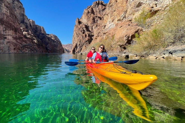 Desde Las Vegas: recorrido en kayak por el cañón negro del río ColoradoLas Vegas: tour guiado en kayak por la cueva Esmeralda (medio día)