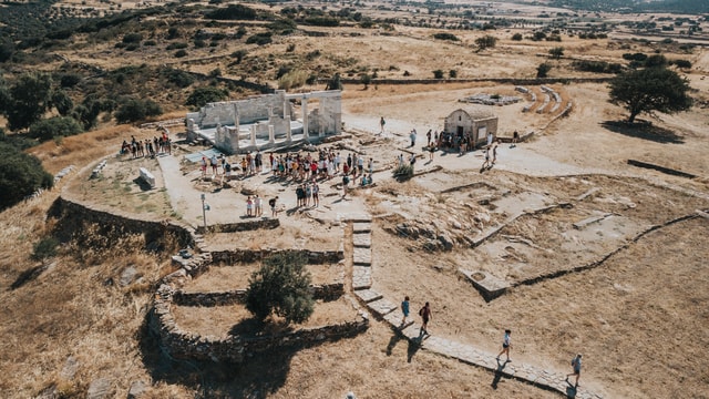 Visit Naxos Highlights Bus Tour with Free Time for Lunch and Swim in Paros