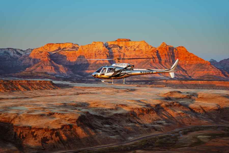 Zion National Park: 10- oder 20-minütiger Rundflug mit dem Hubschrauber. Foto: GetYourGuide