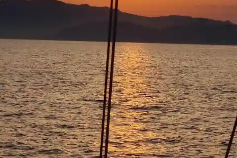 2 hours sunset sailing in a sailboat in Platja d'Aro