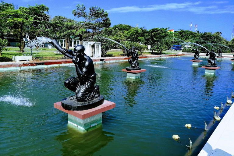 Accra: Guided City Tour with Beach Visit