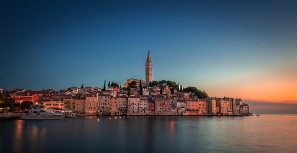 Rovinj: Bootstour bei Sonnenuntergang mit Champagner und Käse