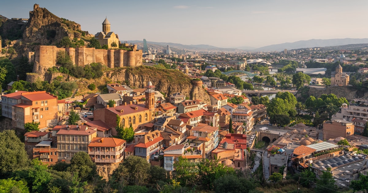 Tiflis: Tour a pie por el casco antiguo con vino y teleféricos ...