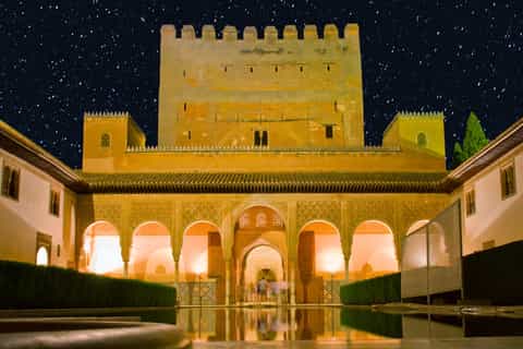 Granada: Alhambra Guided Night Tour