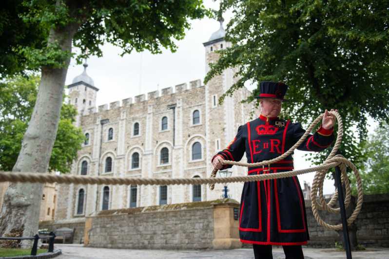 london-tower-of-london-beefeater-welcome-kronjuwelen-getyourguide