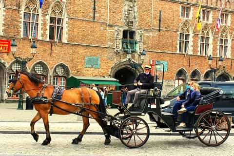 Bruges: Walking and Horse-Drawn Carriage Tour