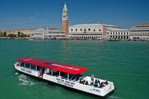 Venice: Lagoon Islands Hop-on Hop-off Boat Tour