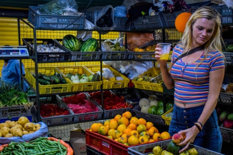 Medellin: wycieczka po lokalnym rynku z degustacjami egzotycznych owoców