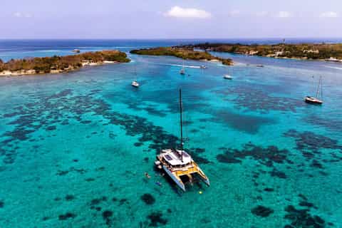 Cartagena: Rosario Islands Catamaran with Lunch and Snorkel