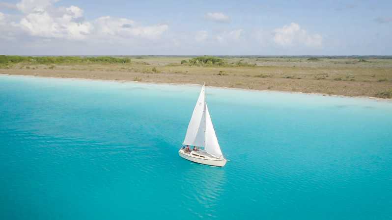 Bacalar: Gruppen-Segelausflug mit Schwimmen und Getränken